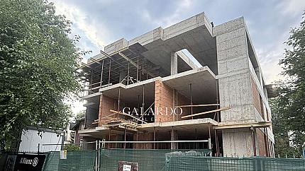 Модерен тристаен апартамент с двор в бутикова сграда в Овча Купел