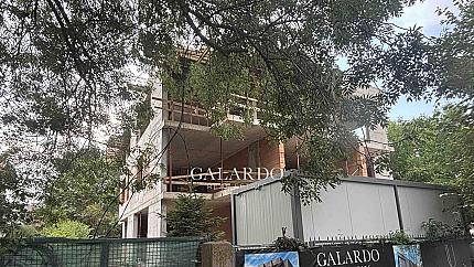 Модерен тристаен апартамент с двор в бутикова сграда в Овча Купел