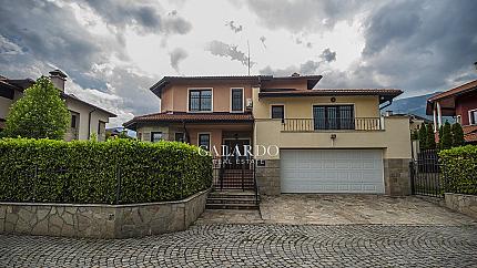 Еднофамилна къща с басейн в затворен комплекс, кв. Драгалевци