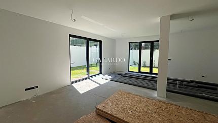 Просторен партерен мезонет до ключ в нова бутикова сграда