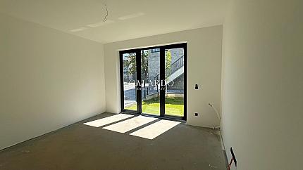 Просторен партерен мезонет до ключ в нова бутикова сграда