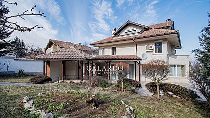 Самостоятелна къща с голям двор в близост до Киноцентър