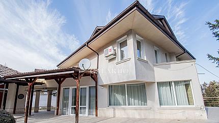 Самостоятелна къща с голям двор в близост до Киноцентър