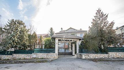 Самостоятелна къща с голям двор в близост до Киноцентър