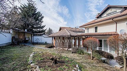 Самостоятелна къща с голям двор в близост до Киноцентър