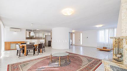 Самостоятелна къща с голям двор в близост до Киноцентър