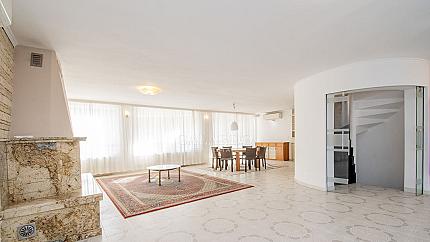 Самостоятелна къща с голям двор в близост до Киноцентър