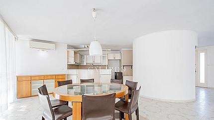 Самостоятелна къща с голям двор в близост до Киноцентър