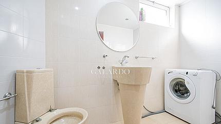 Самостоятелна къща с голям двор в близост до Киноцентър