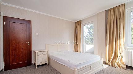 Самостоятелна къща с голям двор в близост до Киноцентър