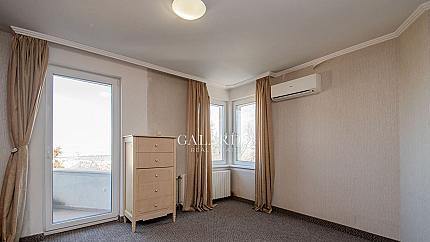 Самостоятелна къща с голям двор в близост до Киноцентър