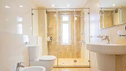 Самостоятелна къща с голям двор в близост до Киноцентър