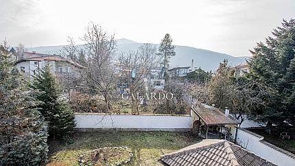 Самостоятелна къща с голям двор в близост до Киноцентър