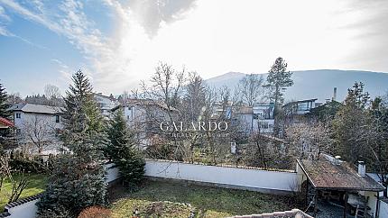 Самостоятелна къща с голям двор в близост до Киноцентър