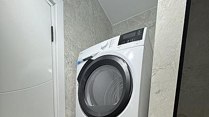 Луксозно обзаведен двустаен апартамент в кв. Малинова долина