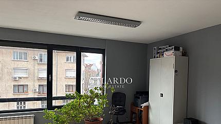 Офис под наем, Център