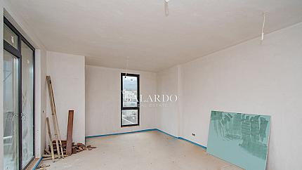 Апартамент с 3 спални в луксозен затворен комплекс с басейн.