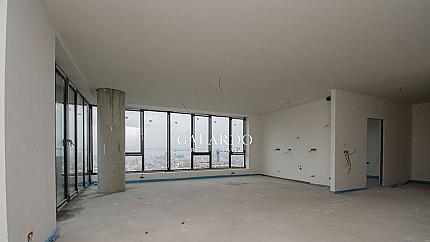 Просторен четиристаен апартамент в кв. Кръстова вада