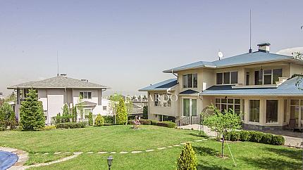 Просторна къща  с басейн в затворен комплекс