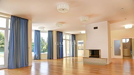 Просторна къща  с басейн в затворен комплекс