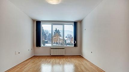 Просторна къща  с басейн в затворен комплекс