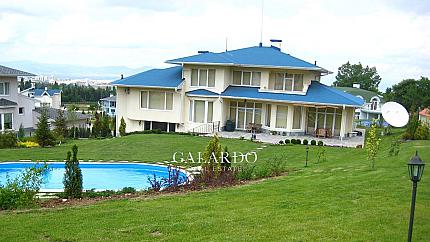 Просторна къща  с басейн в затворен комплекс