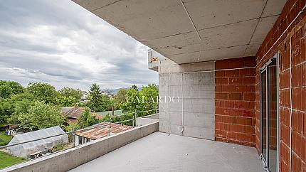 Редова къща на 3 етажа в малък комплекс