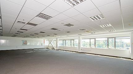 Офис в сграда клас Б в голям офисен комплекс