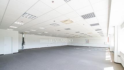 Офис в сграда клас Б в голям офисен комплекс