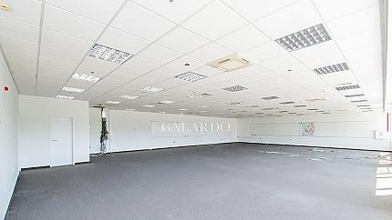 Офис в сграда клас Б в голям офисен комплекс