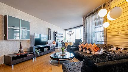 Просторен и луксозно обзаведен апартамент с панорамна гледка в кв. Изток