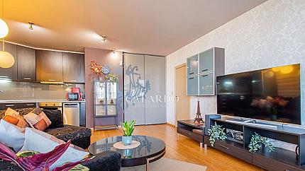 Просторен и луксозно обзаведен апартамент с панорамна гледка в кв. Изток