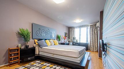 Просторен и луксозно обзаведен апартамент с панорамна гледка в кв. Изток