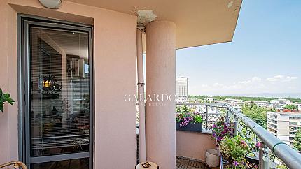 Просторен и луксозно обзаведен апартамент с панорамна гледка в кв. Изток