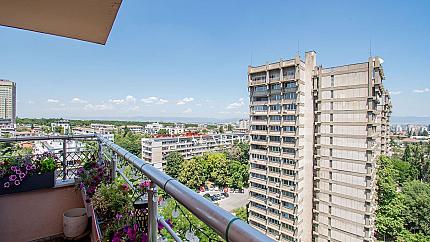 Просторен и луксозно обзаведен апартамент с панорамна гледка в кв. Изток