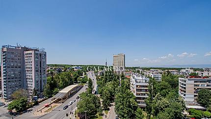 Просторен и луксозно обзаведен апартамент с панорамна гледка в кв. Изток