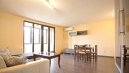 Просторен апартамент в представителна сграда