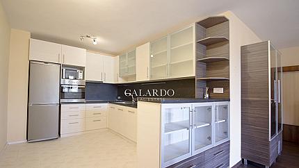 Просторен апартамент в представителна сграда