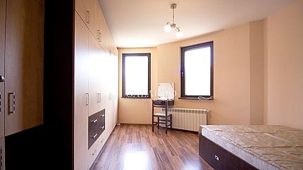 Просторен апартамент в представителна сграда