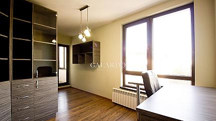 Просторен апартамент в представителна сграда