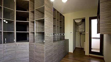 Просторен апартамент в представителна сграда