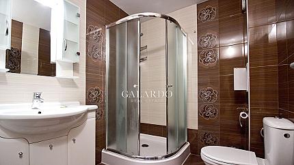 Просторен апартамент в представителна сграда