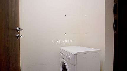 Просторен апартамент в представителна сграда