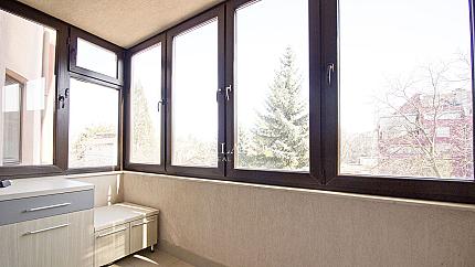 Просторен апартамент в представителна сграда