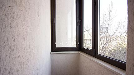 Просторен апартамент в представителна сграда