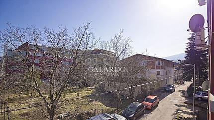 Просторен апартамент в представителна сграда