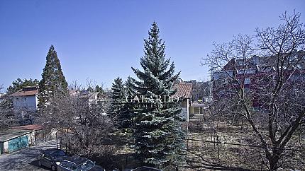 Просторен апартамент в представителна сграда