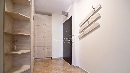 Просторен апартамент в представителна сграда