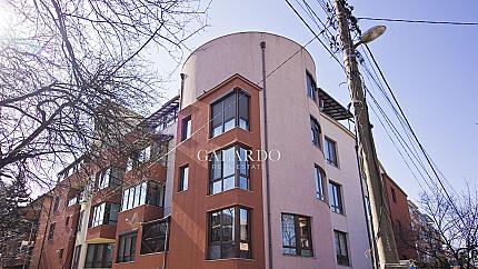 Просторен апартамент в представителна сграда