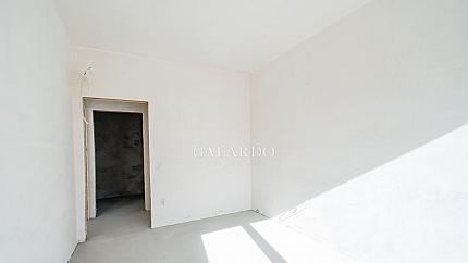 Продава Уникален просторен  4-стаен апартамент